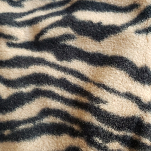 Amazon Essentials Classic-Fit Polar Soft Fleece Vest in Animal Print Size 3X - Picture 3 of 10